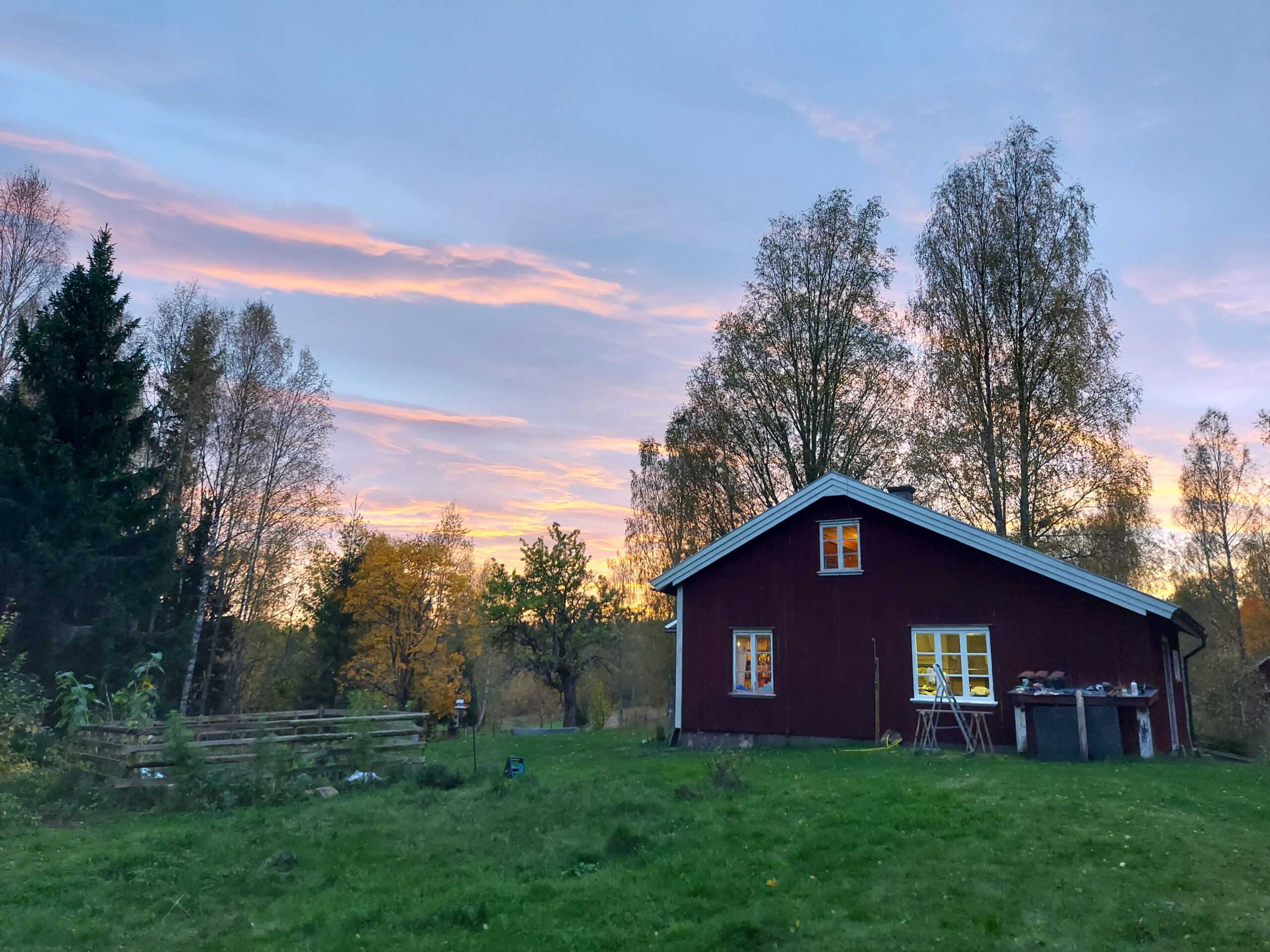 huis bij zonsondergang